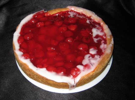 Cherry kuchen with an iced rim
